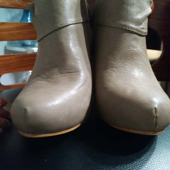 Practically New, worn once,Excellent condition - Picture 7 of 7